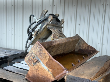Hydraulic Cleanout Bucket for 26, 35 Series
